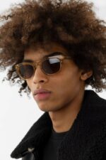 Alton D-frame サングラス トランスペアレント サンド ベージュ ブラウン Axel Arigato Japan - 画像 (3)