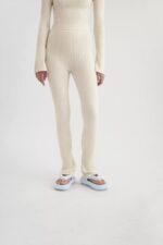 シグネチャー フレア パンツ エクリュ アクセル アリガト